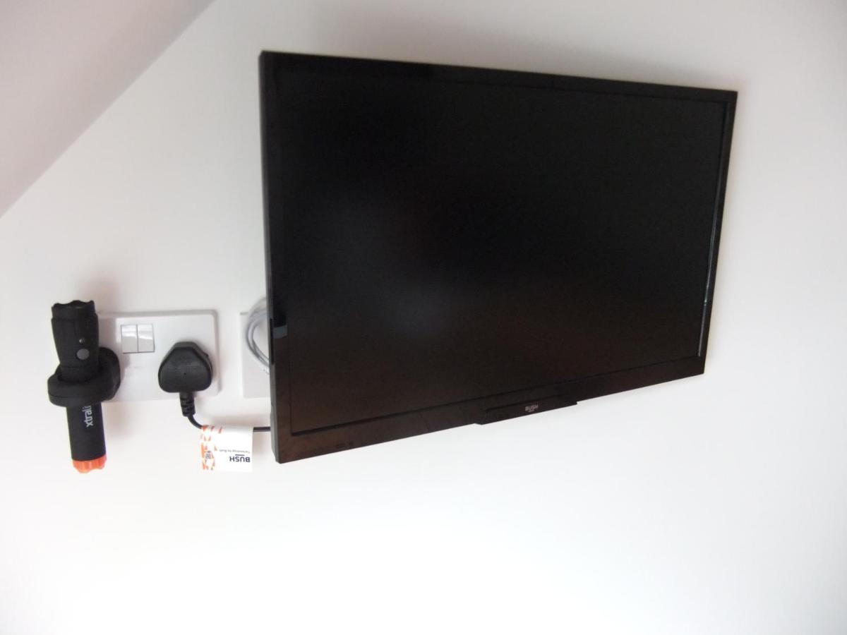 The Hideaway - Luxury Self Catering Coastal Apartment With Private Entrance & Key Box Entry Just A Few Minutes Walk To The Beach, Solent Way Walk, Shops And Many Eateries & Bars - Free Off Road Parking,Full Kitchen, Lounge,Bedroom , Bathroom & Wi-Fi Лимингтон Экстерьер фото