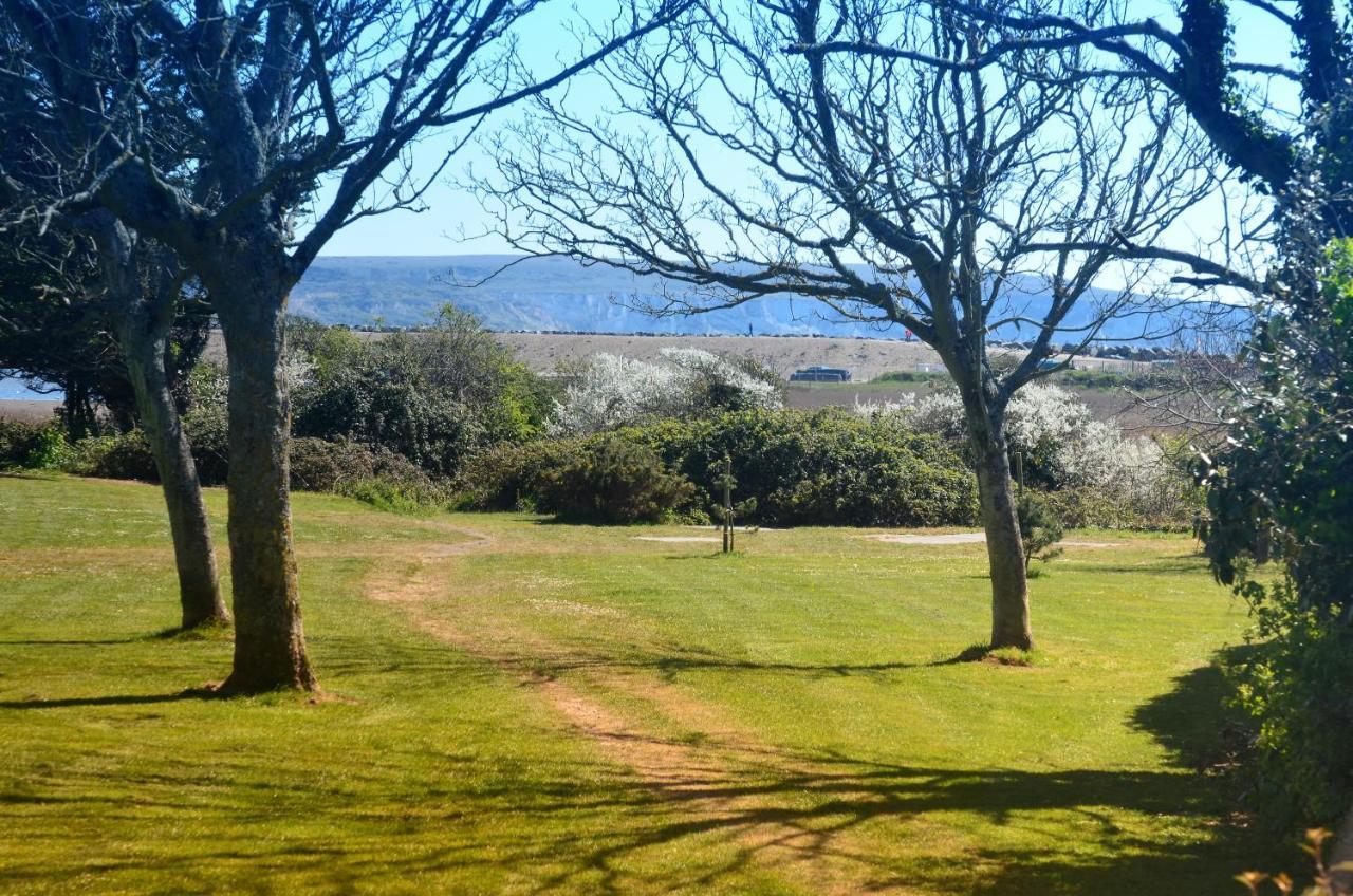 The Hideaway - Luxury Self Catering Coastal Apartment With Private Entrance & Key Box Entry Just A Few Minutes Walk To The Beach, Solent Way Walk, Shops And Many Eateries & Bars - Free Off Road Parking,Full Kitchen, Lounge,Bedroom , Bathroom & Wi-Fi Лимингтон Экстерьер фото