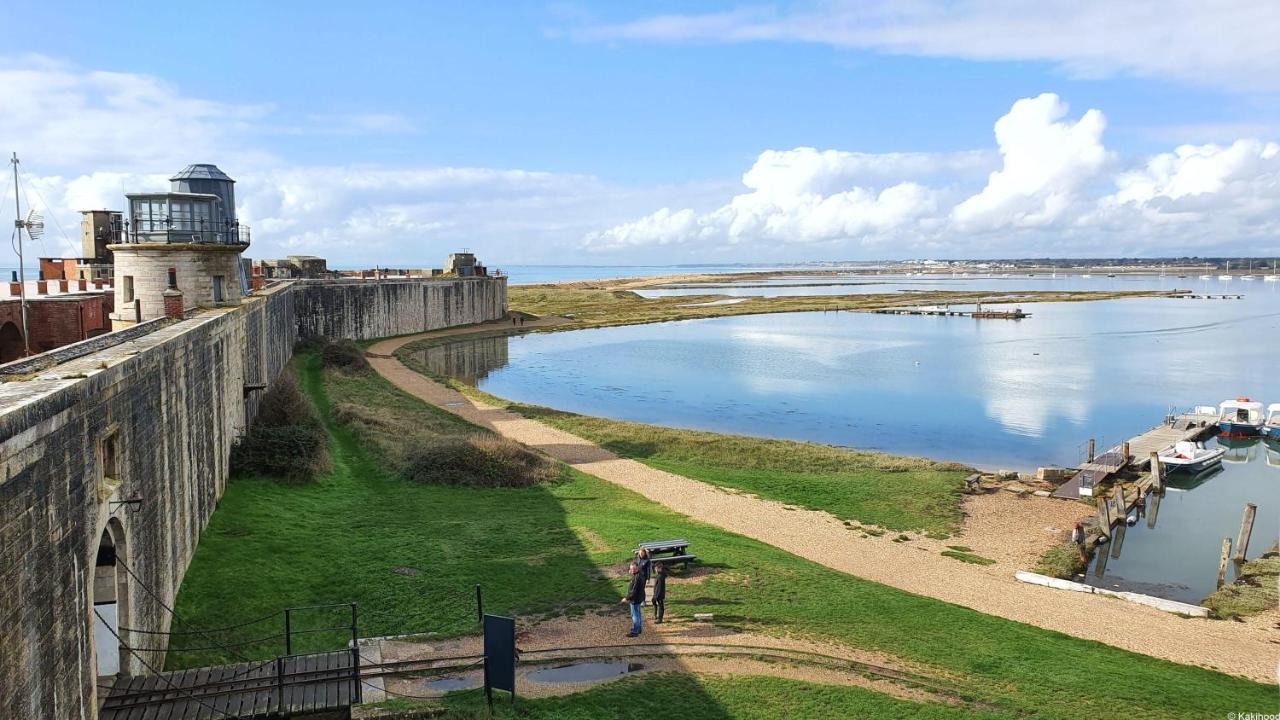 The Hideaway - Luxury Self Catering Coastal Apartment With Private Entrance & Key Box Entry Just A Few Minutes Walk To The Beach, Solent Way Walk, Shops And Many Eateries & Bars - Free Off Road Parking,Full Kitchen, Lounge,Bedroom , Bathroom & Wi-Fi Лимингтон Экстерьер фото
