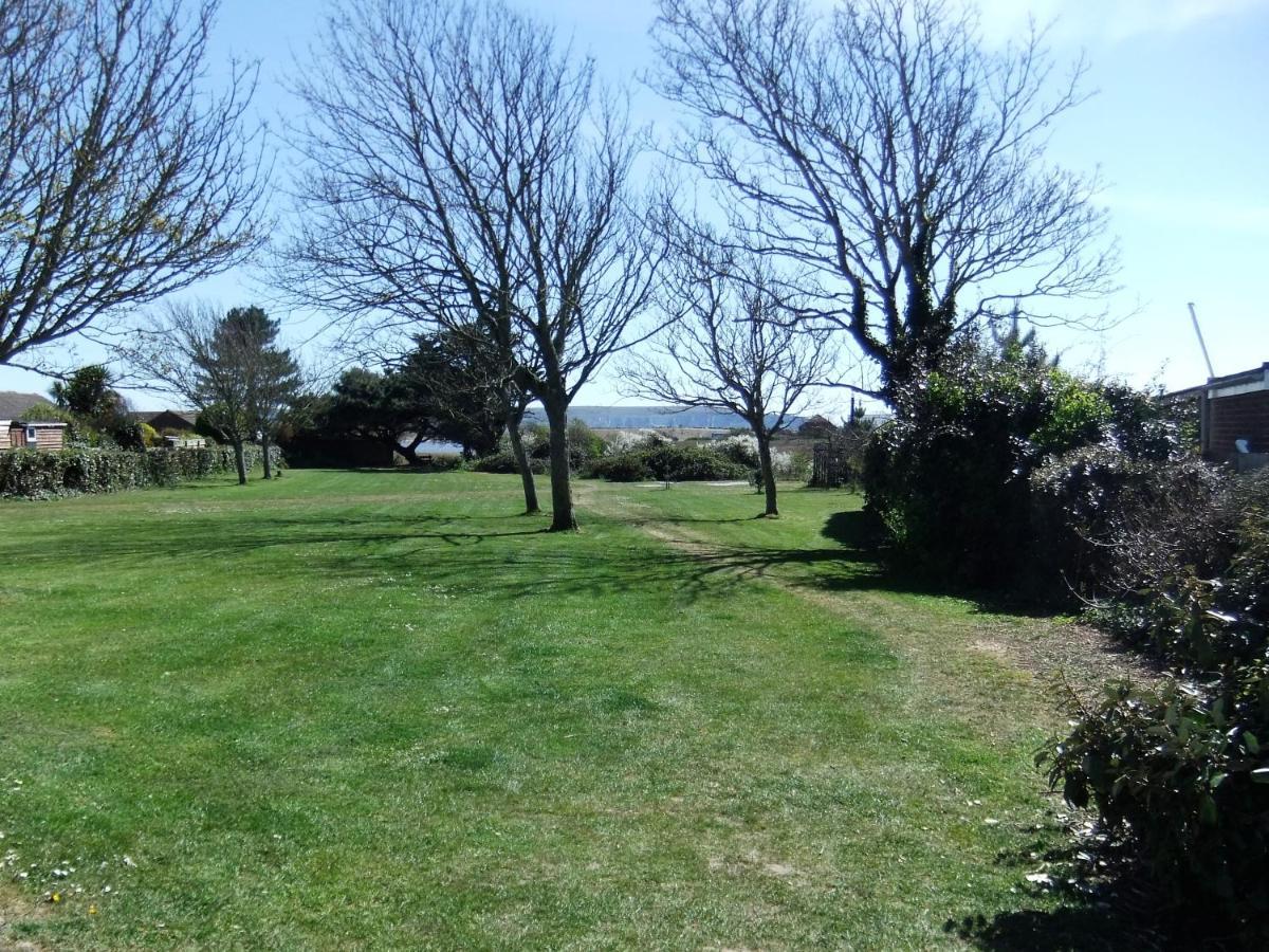 The Hideaway - Luxury Self Catering Coastal Apartment With Private Entrance & Key Box Entry Just A Few Minutes Walk To The Beach, Solent Way Walk, Shops And Many Eateries & Bars - Free Off Road Parking,Full Kitchen, Lounge,Bedroom , Bathroom & Wi-Fi Лимингтон Экстерьер фото
