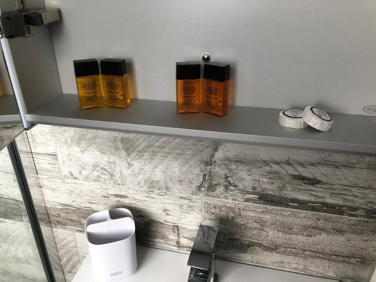 The Hideaway - Luxury Self Catering Coastal Apartment With Private Entrance & Key Box Entry Just A Few Minutes Walk To The Beach, Solent Way Walk, Shops And Many Eateries & Bars - Free Off Road Parking,Full Kitchen, Lounge,Bedroom , Bathroom & Wi-Fi Лимингтон Экстерьер фото