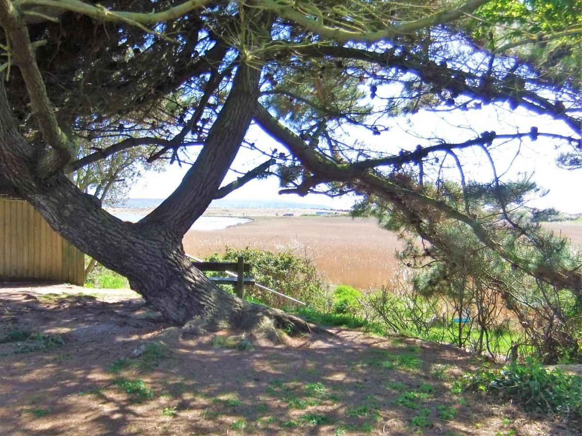 The Hideaway - Luxury Self Catering Coastal Apartment With Private Entrance & Key Box Entry Just A Few Minutes Walk To The Beach, Solent Way Walk, Shops And Many Eateries & Bars - Free Off Road Parking,Full Kitchen, Lounge,Bedroom , Bathroom & Wi-Fi Лимингтон Экстерьер фото