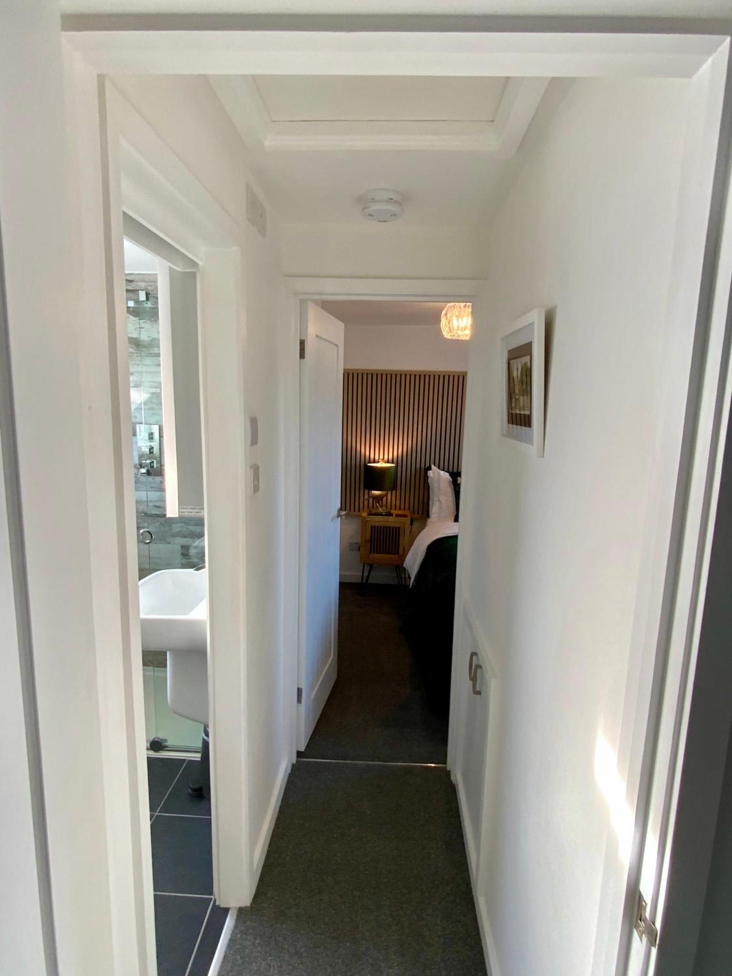 The Hideaway - Luxury Self Catering Coastal Apartment With Private Entrance & Key Box Entry Just A Few Minutes Walk To The Beach, Solent Way Walk, Shops And Many Eateries & Bars - Free Off Road Parking,Full Kitchen, Lounge,Bedroom , Bathroom & Wi-Fi Лимингтон Экстерьер фото