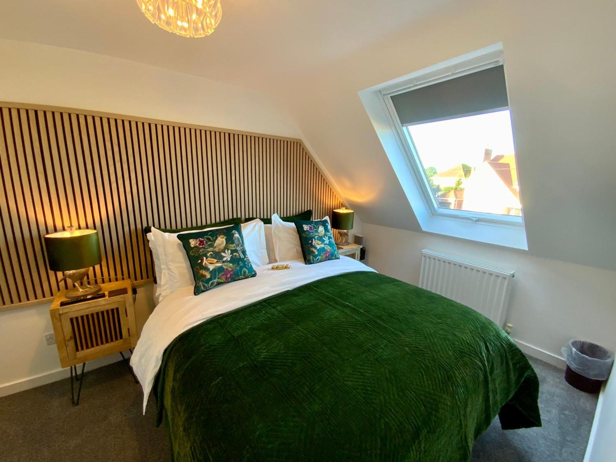 The Hideaway - Luxury Self Catering Coastal Apartment With Private Entrance & Key Box Entry Just A Few Minutes Walk To The Beach, Solent Way Walk, Shops And Many Eateries & Bars - Free Off Road Parking,Full Kitchen, Lounge,Bedroom , Bathroom & Wi-Fi Лимингтон Экстерьер фото