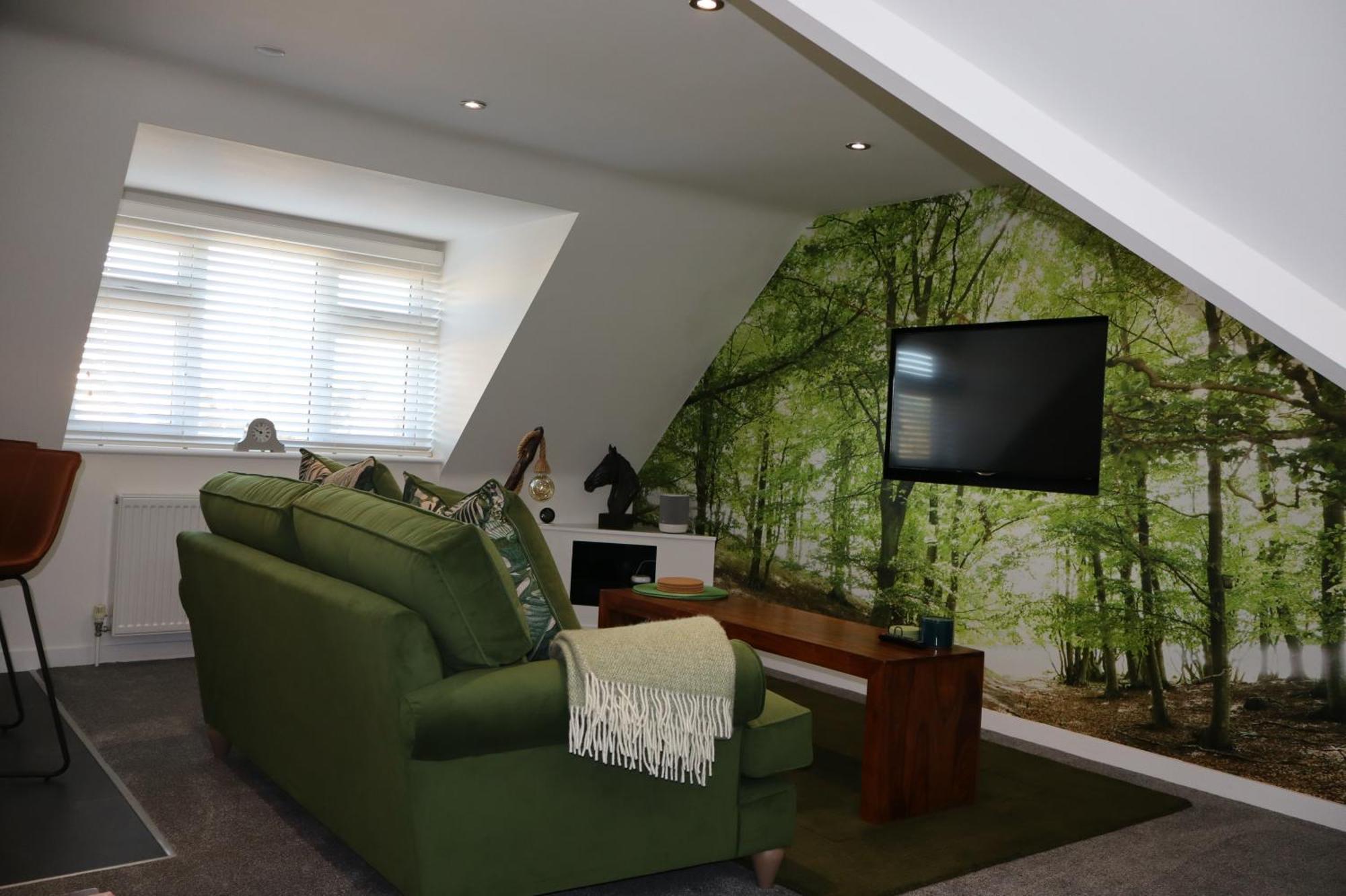 The Hideaway - Luxury Self Catering Coastal Apartment With Private Entrance & Key Box Entry Just A Few Minutes Walk To The Beach, Solent Way Walk, Shops And Many Eateries & Bars - Free Off Road Parking,Full Kitchen, Lounge,Bedroom , Bathroom & Wi-Fi Лимингтон Экстерьер фото