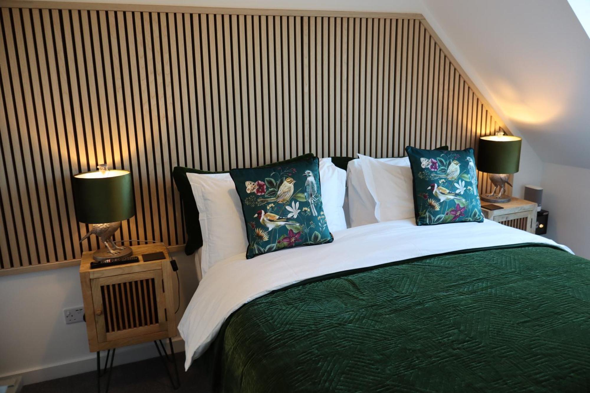 The Hideaway - Luxury Self Catering Coastal Apartment With Private Entrance & Key Box Entry Just A Few Minutes Walk To The Beach, Solent Way Walk, Shops And Many Eateries & Bars - Free Off Road Parking,Full Kitchen, Lounge,Bedroom , Bathroom & Wi-Fi Лимингтон Экстерьер фото