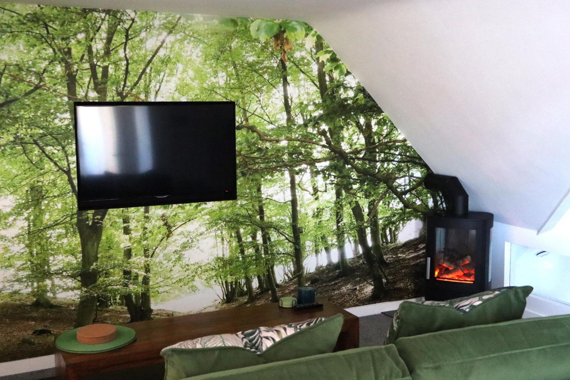 The Hideaway - Luxury Self Catering Coastal Apartment With Private Entrance & Key Box Entry Just A Few Minutes Walk To The Beach, Solent Way Walk, Shops And Many Eateries & Bars - Free Off Road Parking,Full Kitchen, Lounge,Bedroom , Bathroom & Wi-Fi Лимингтон Экстерьер фото