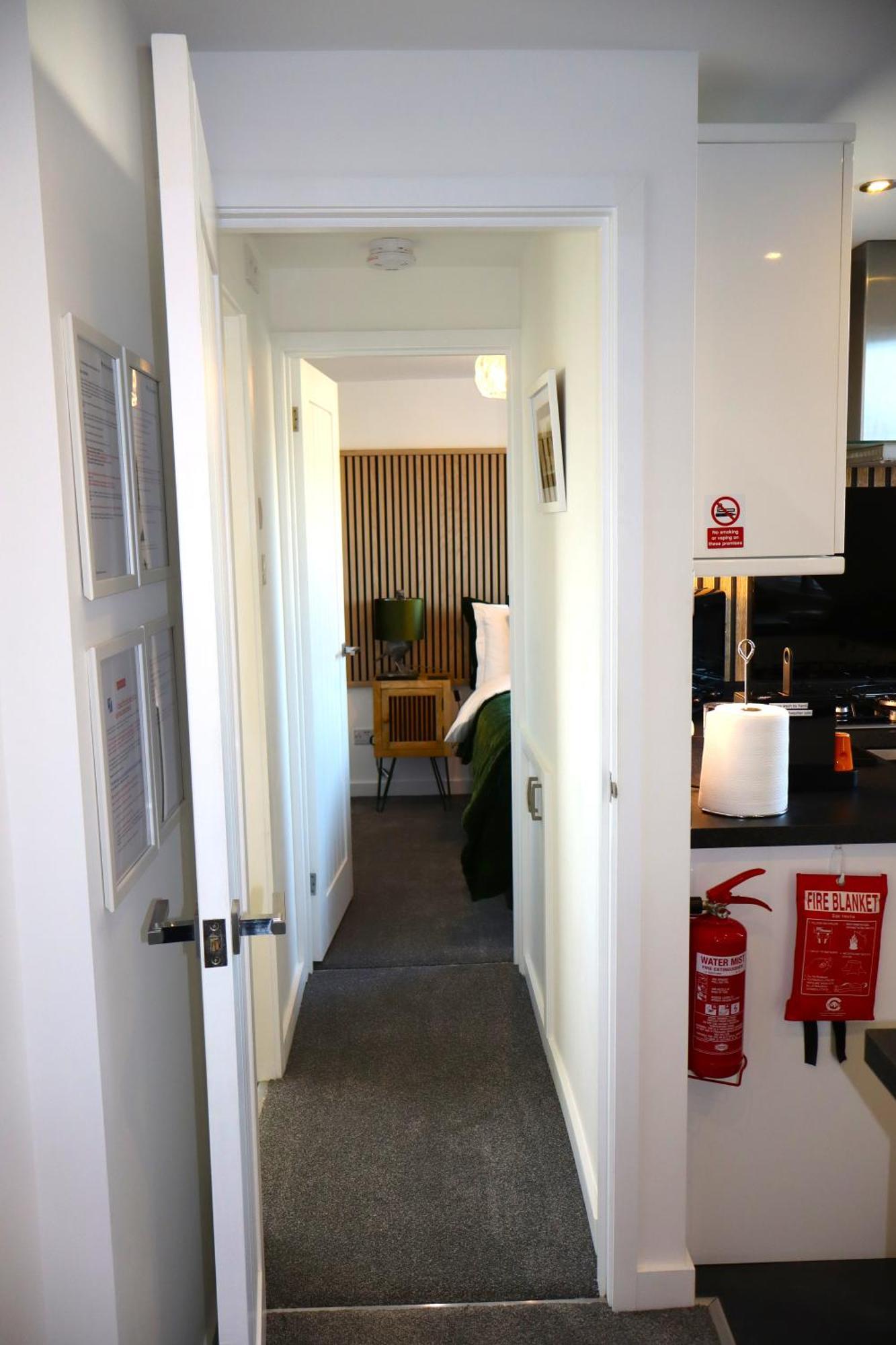 The Hideaway - Luxury Self Catering Coastal Apartment With Private Entrance & Key Box Entry Just A Few Minutes Walk To The Beach, Solent Way Walk, Shops And Many Eateries & Bars - Free Off Road Parking,Full Kitchen, Lounge,Bedroom , Bathroom & Wi-Fi Лимингтон Экстерьер фото
