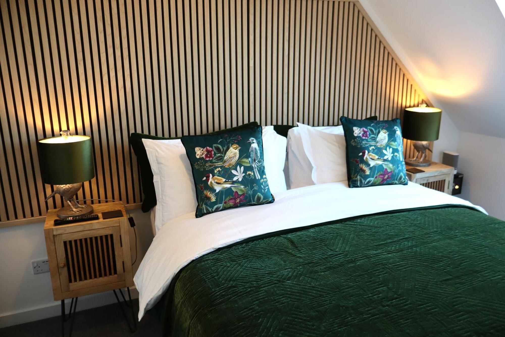 The Hideaway - Luxury Self Catering Coastal Apartment With Private Entrance & Key Box Entry Just A Few Minutes Walk To The Beach, Solent Way Walk, Shops And Many Eateries & Bars - Free Off Road Parking,Full Kitchen, Lounge,Bedroom , Bathroom & Wi-Fi Лимингтон Экстерьер фото