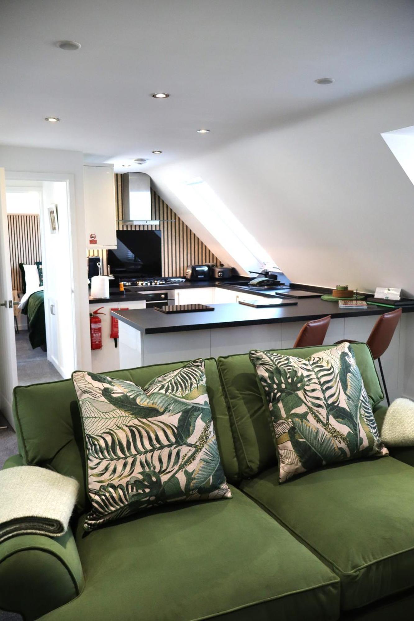 The Hideaway - Luxury Self Catering Coastal Apartment With Private Entrance & Key Box Entry Just A Few Minutes Walk To The Beach, Solent Way Walk, Shops And Many Eateries & Bars - Free Off Road Parking,Full Kitchen, Lounge,Bedroom , Bathroom & Wi-Fi Лимингтон Экстерьер фото