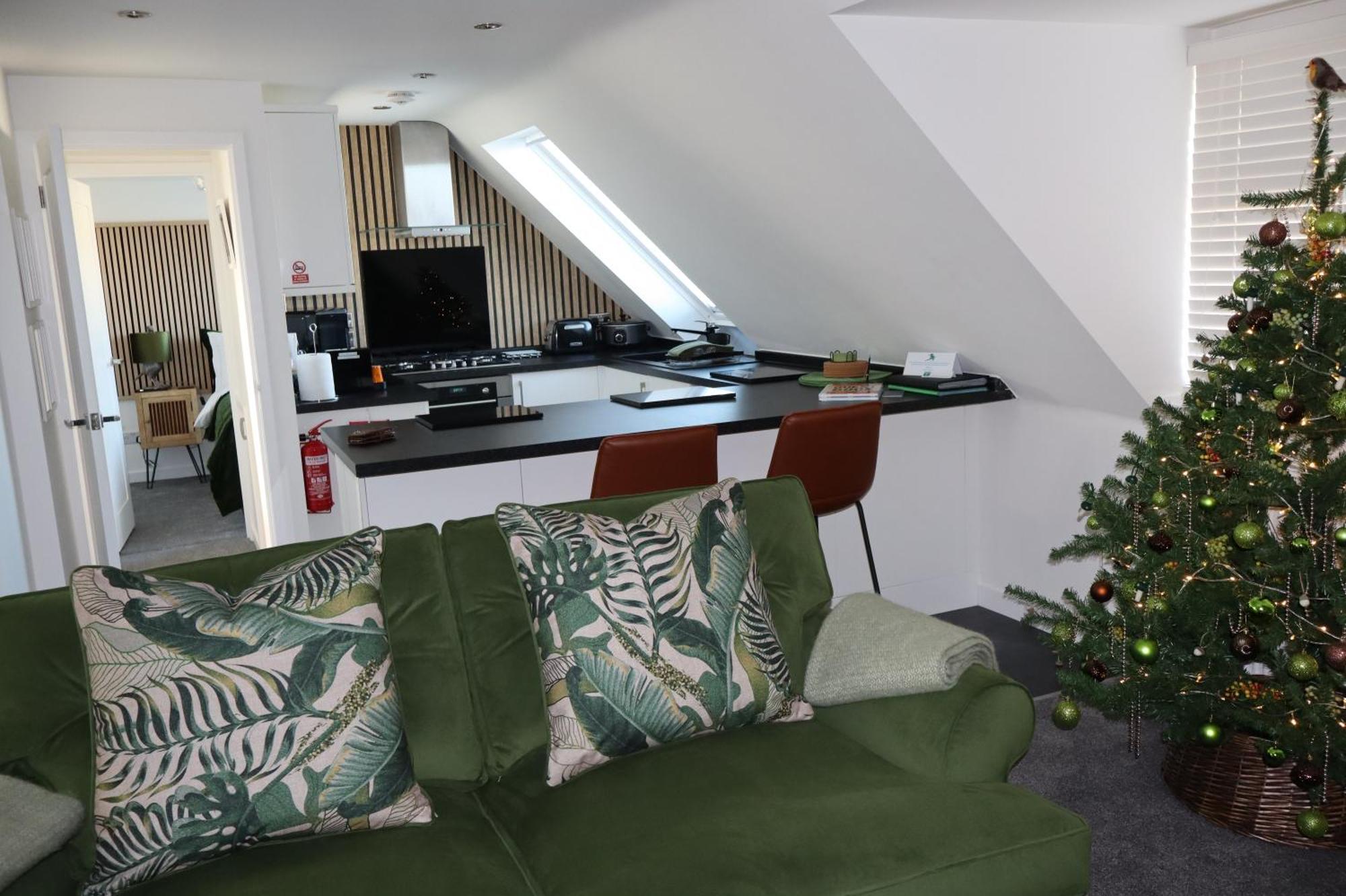 The Hideaway - Luxury Self Catering Coastal Apartment With Private Entrance & Key Box Entry Just A Few Minutes Walk To The Beach, Solent Way Walk, Shops And Many Eateries & Bars - Free Off Road Parking,Full Kitchen, Lounge,Bedroom , Bathroom & Wi-Fi Лимингтон Экстерьер фото