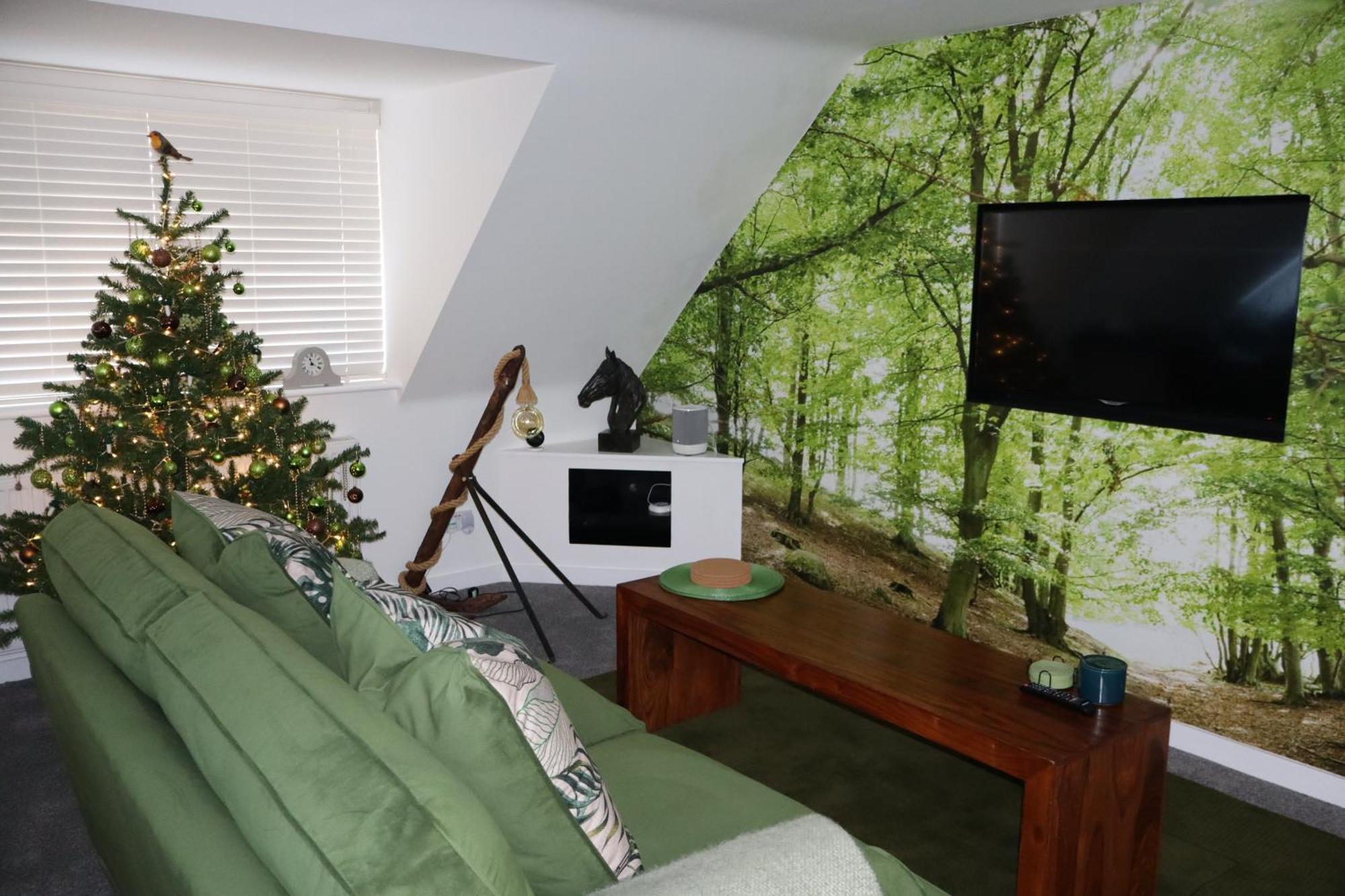 The Hideaway - Luxury Self Catering Coastal Apartment With Private Entrance & Key Box Entry Just A Few Minutes Walk To The Beach, Solent Way Walk, Shops And Many Eateries & Bars - Free Off Road Parking,Full Kitchen, Lounge,Bedroom , Bathroom & Wi-Fi Лимингтон Экстерьер фото
